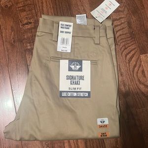 Brand new mens dockers khakis. Size 34x32 never worn.